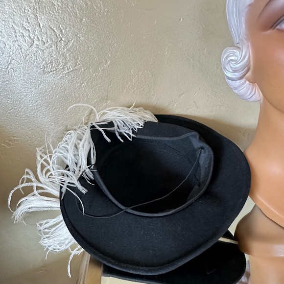 STRIKING 1940s\' BLACK FELT TILT HAT WITH BLACK/WHITE OSTRICH FEATHERS main image 10
